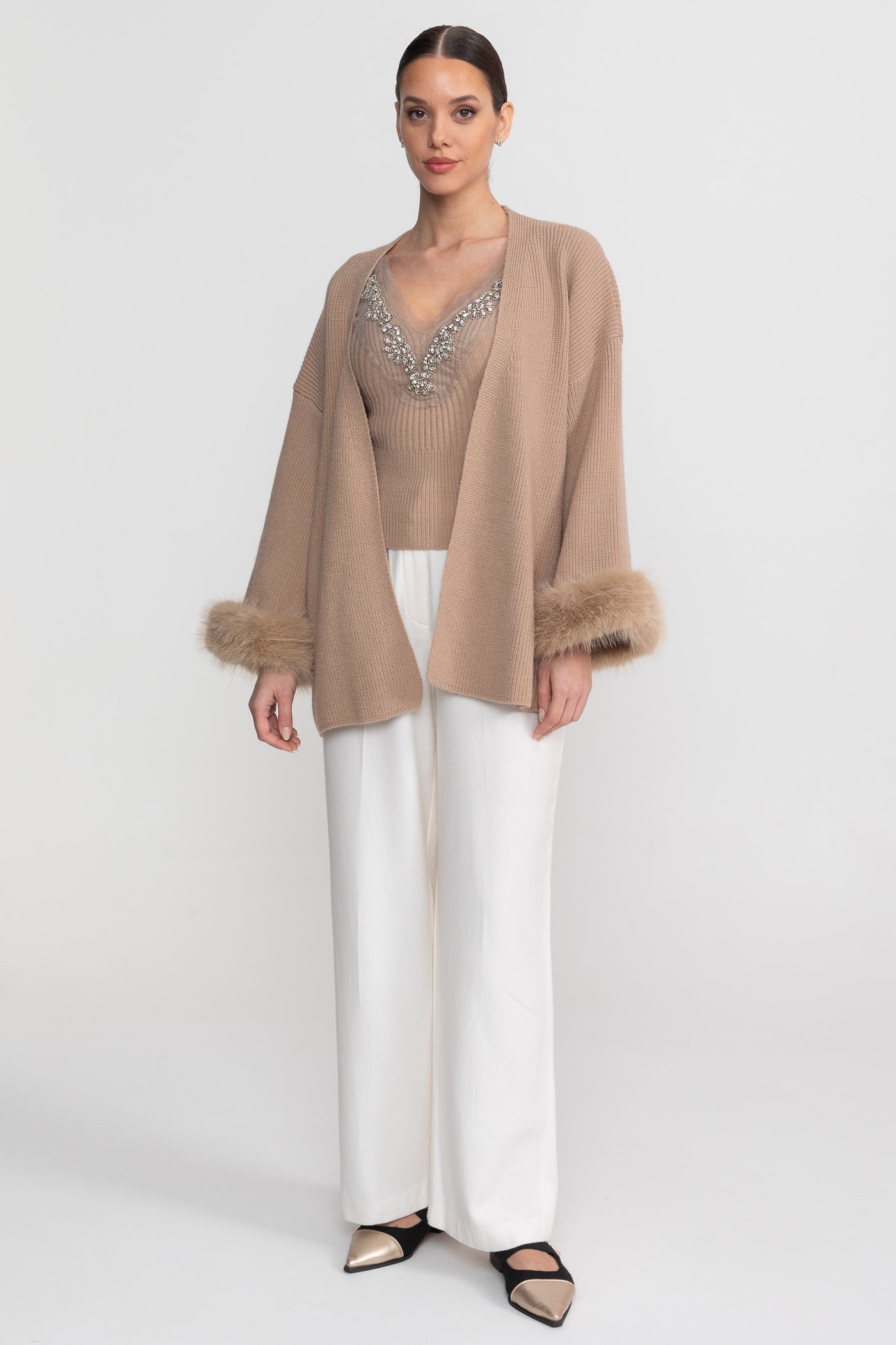 طقم من قطعتين محبوك مزين بالكريستال وأساور مخططة - بيج 