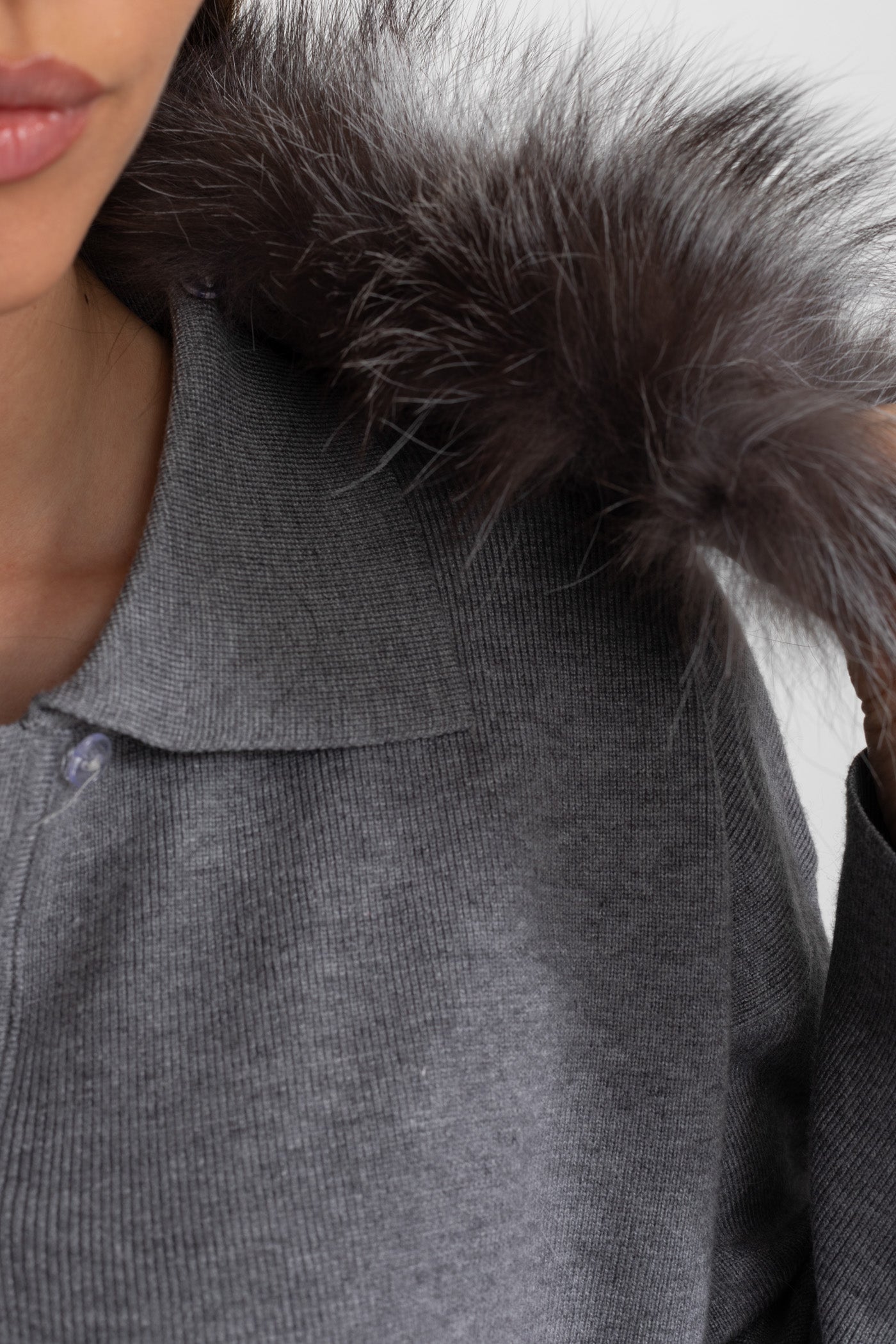 طقم ملابس استرخاء محبوك مع ياقة من فرو الثعلب – رمادي 