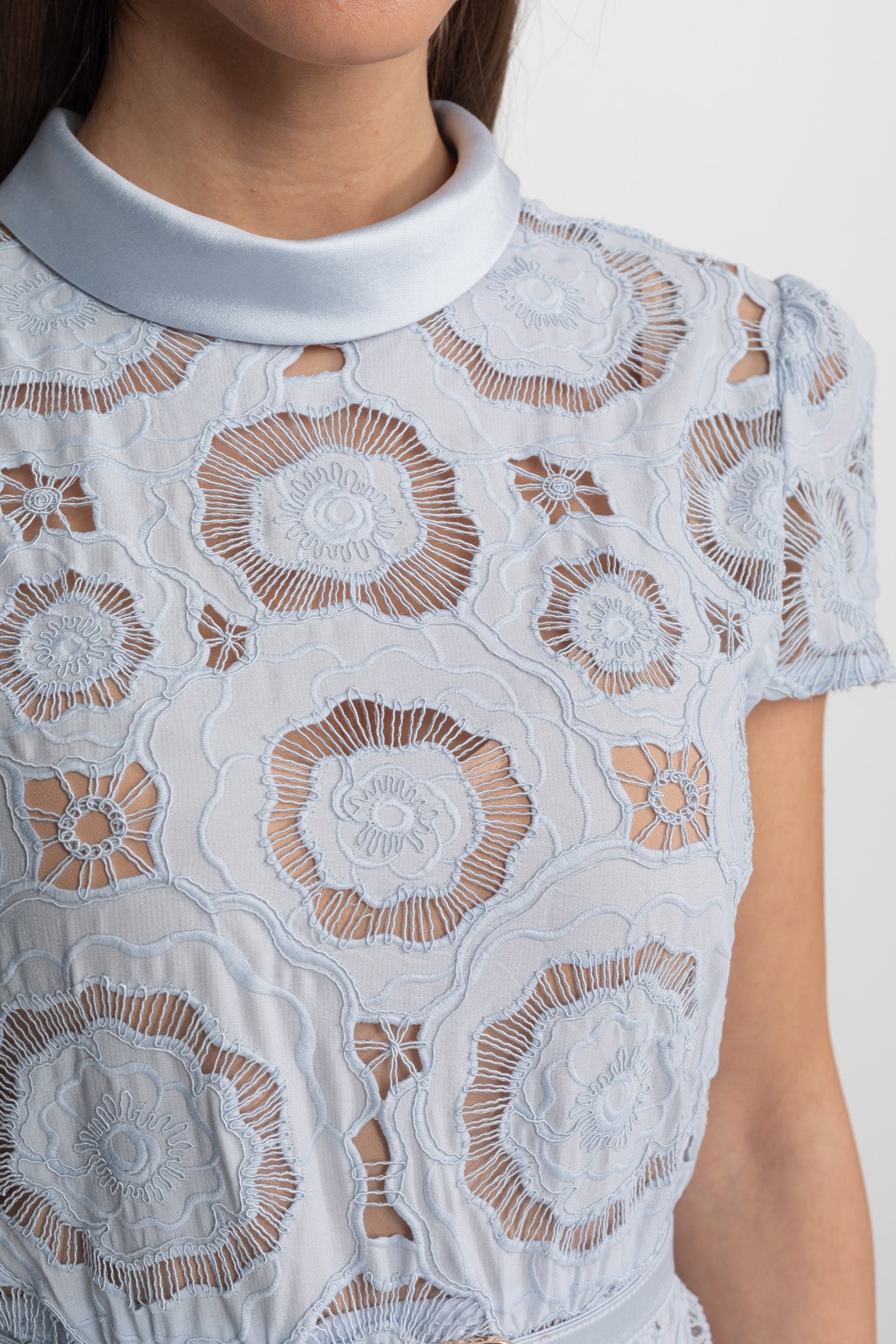 فستان ميدي من الدانتيل الزهري مع خصر مربوط بحزام – baby blue 