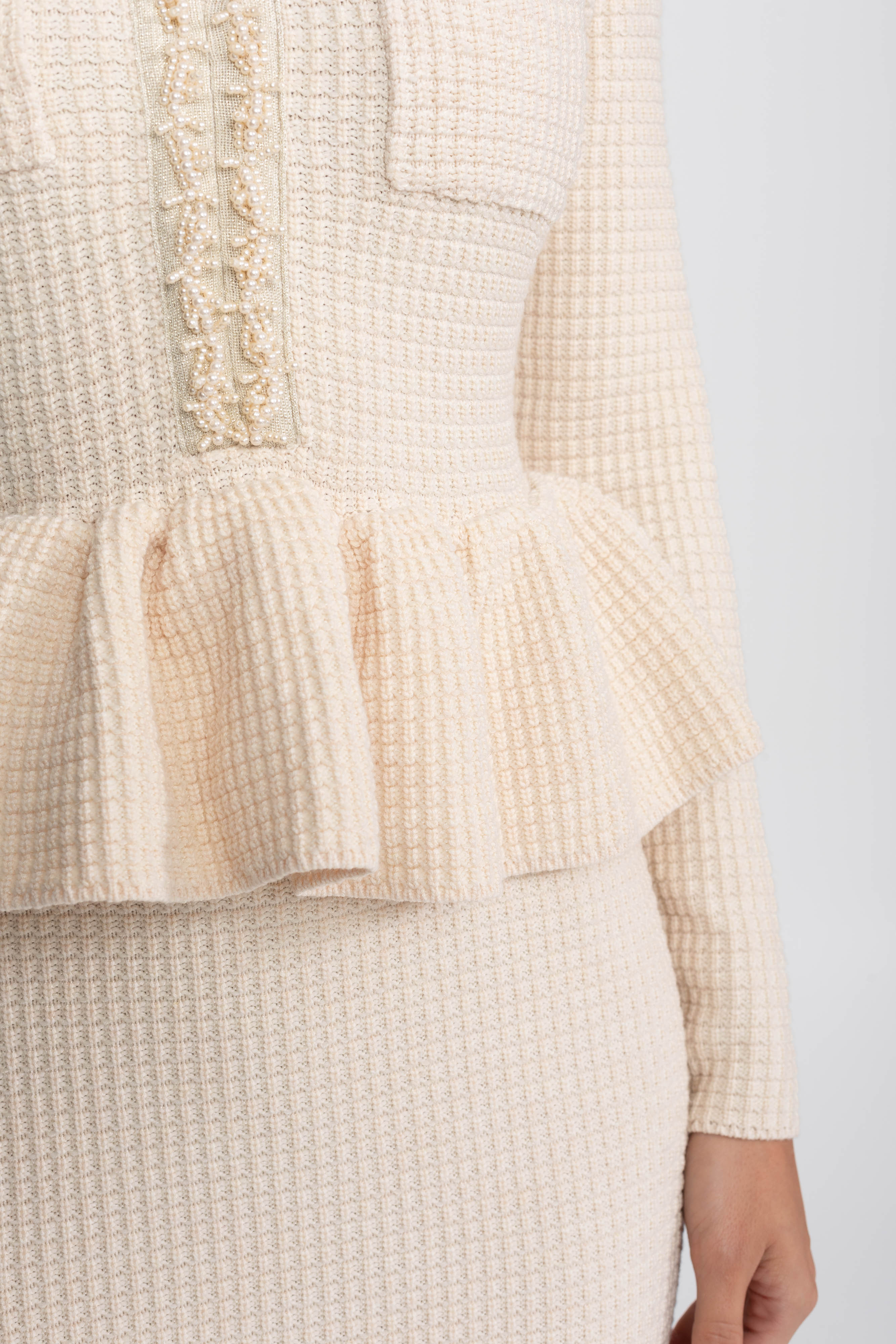 فستان Peplum محبوك مع حافة شرّابات وجيوب أمامية على الصدر - بيج 