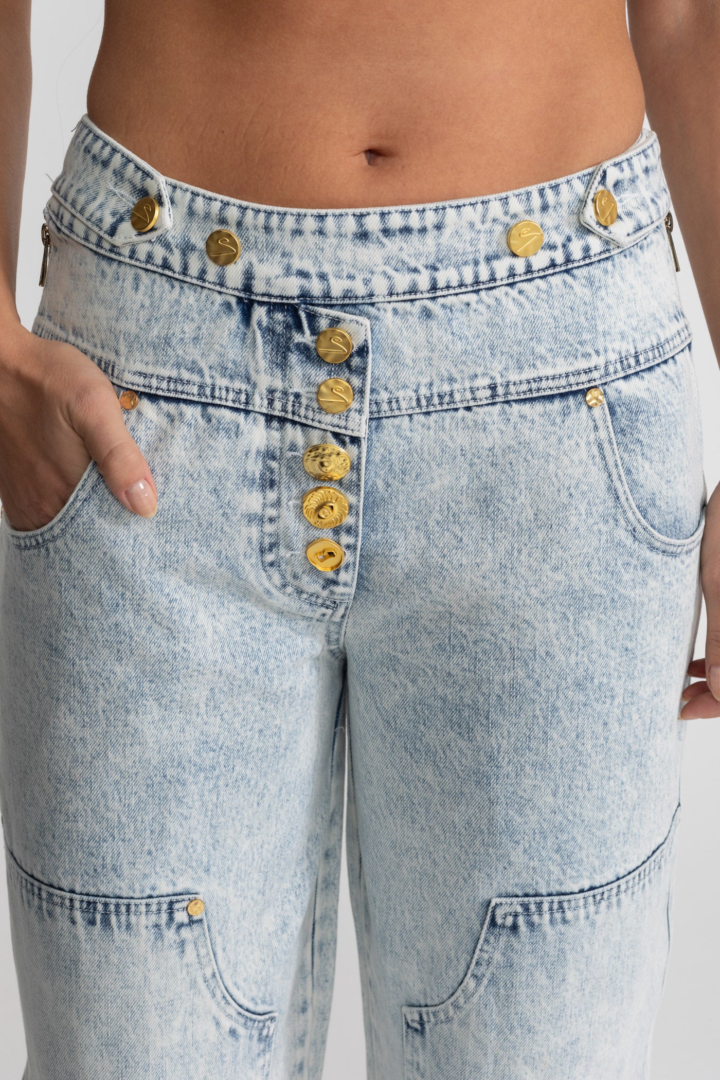 High-Waisted Wide-Leg Jeans with Gold Buttons - Light Blue