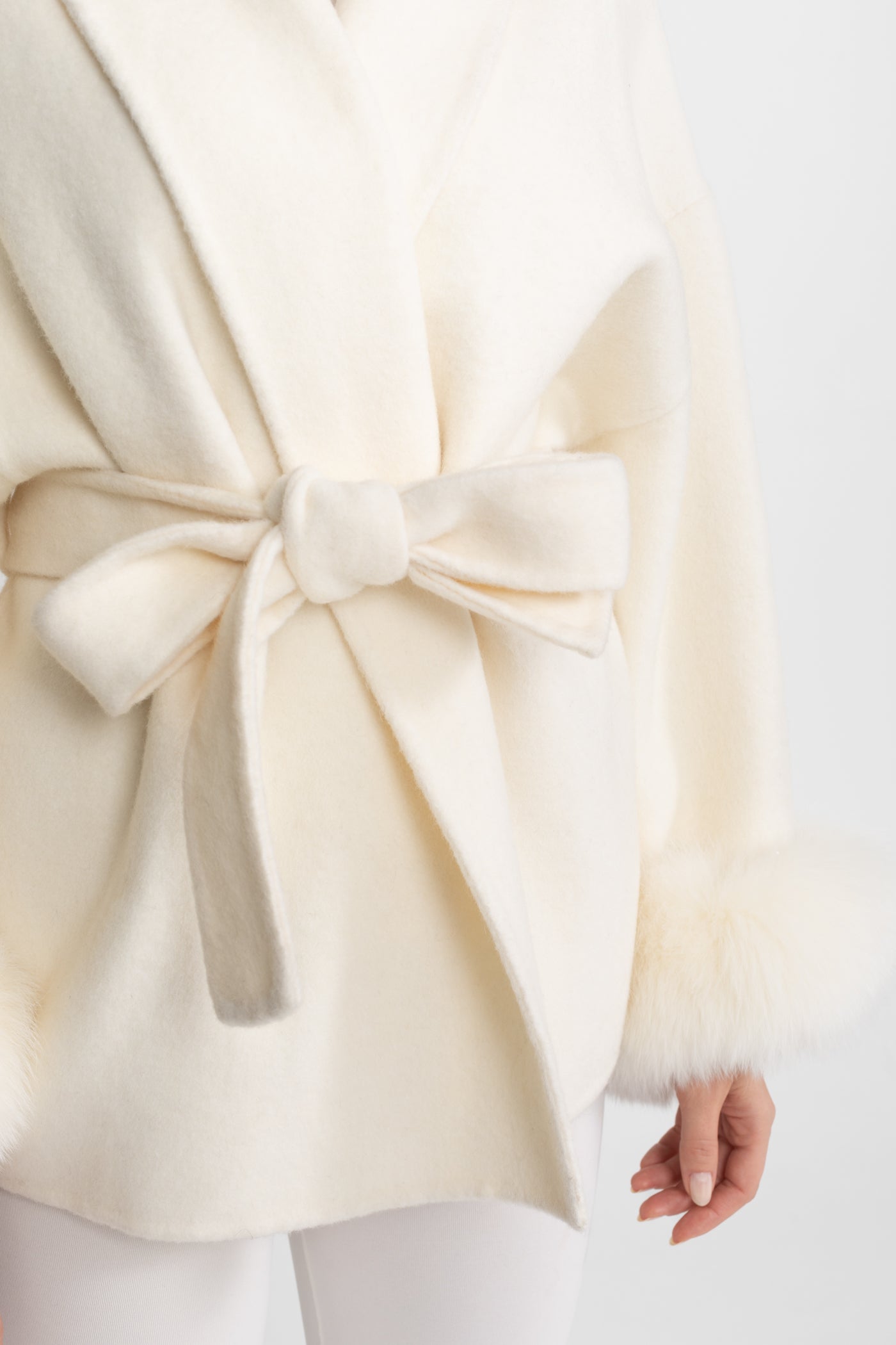 سترة معطف من مزيج الصوف مع أساور من فرو الثعلب - عاجي 