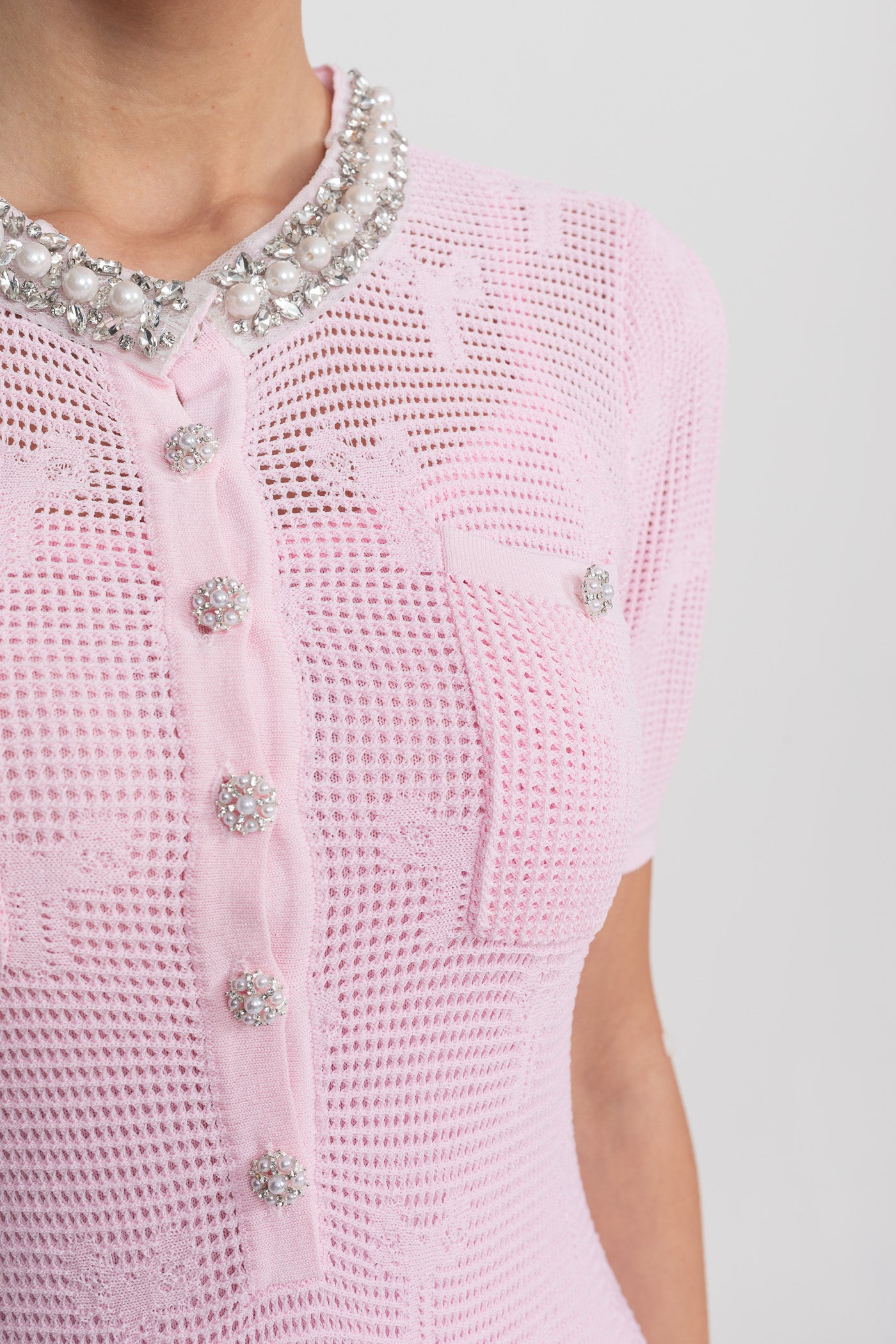 فستان ميني بأكمام قصيرة محبوك مع ياقة مزينة بحواف من اللؤلؤ وأزرار كريستالية - وردي 