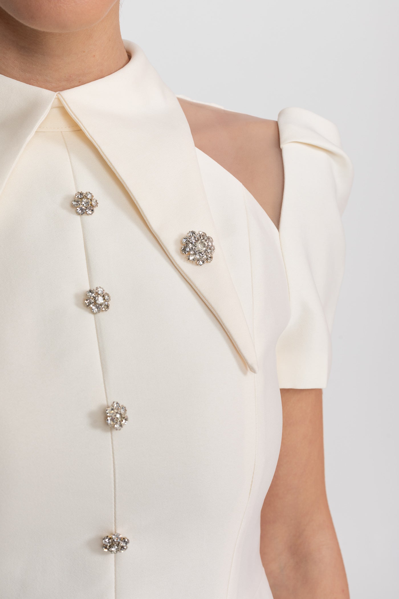 فستان ميني بأكمام منفوخة وياقة مدببة وأزرار كريستالية أمامية - Ivoire 