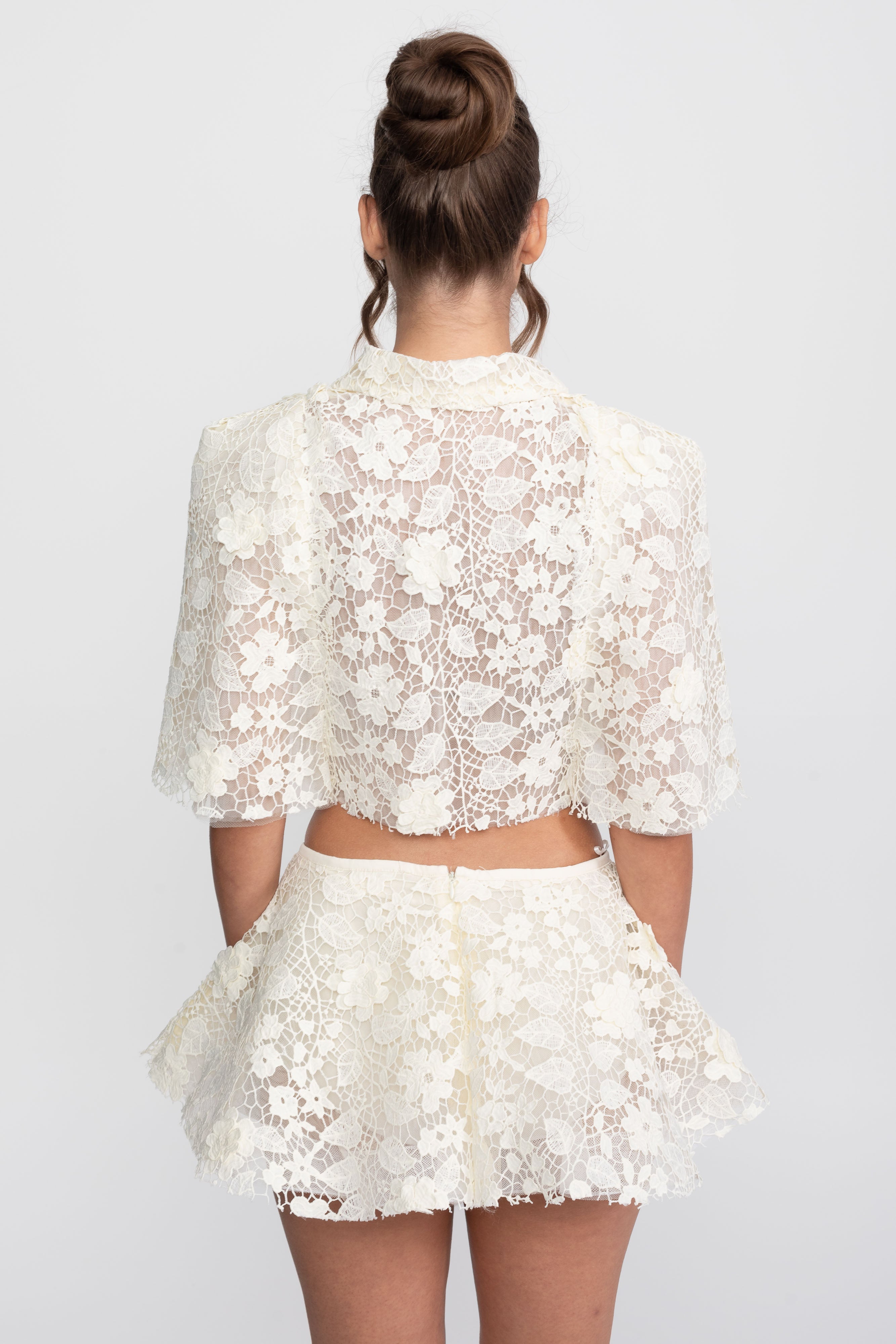 طقم Lace Co-Ord مع كاب بأزرار وتنورة ميني بفيونكة - White 