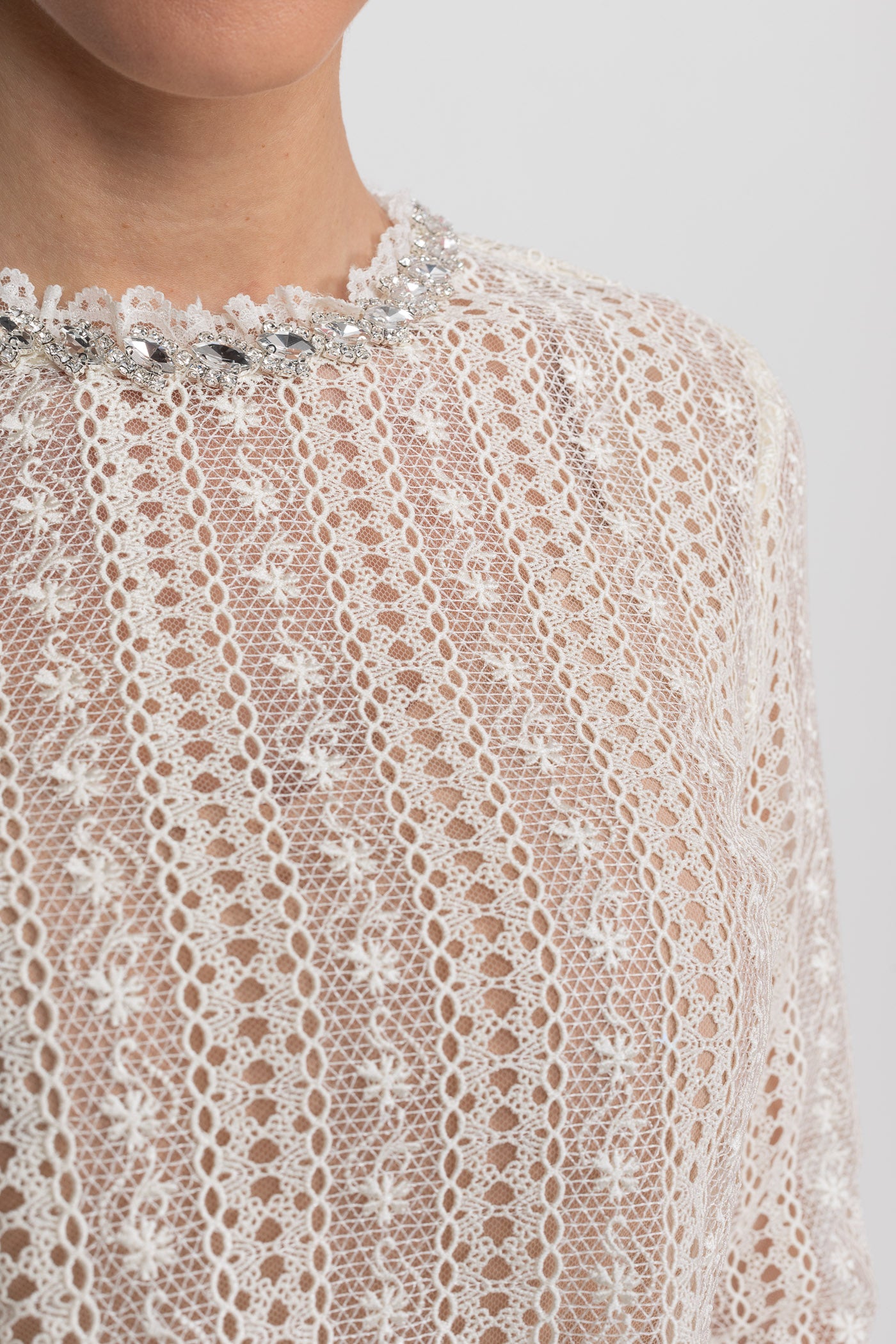 فستان ميني دانتيل بياقة عالية وتنورة مطوية - Ivoire 