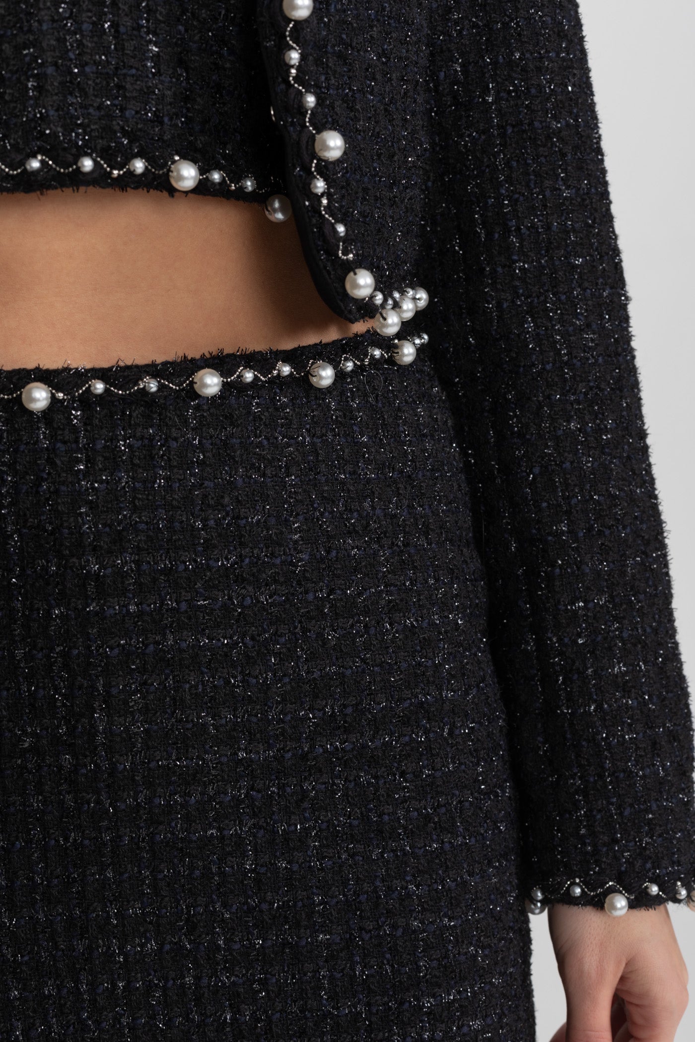 بلايزر تويد قصير بحواف من اللؤلؤ وفتحة أمامية – أسود 