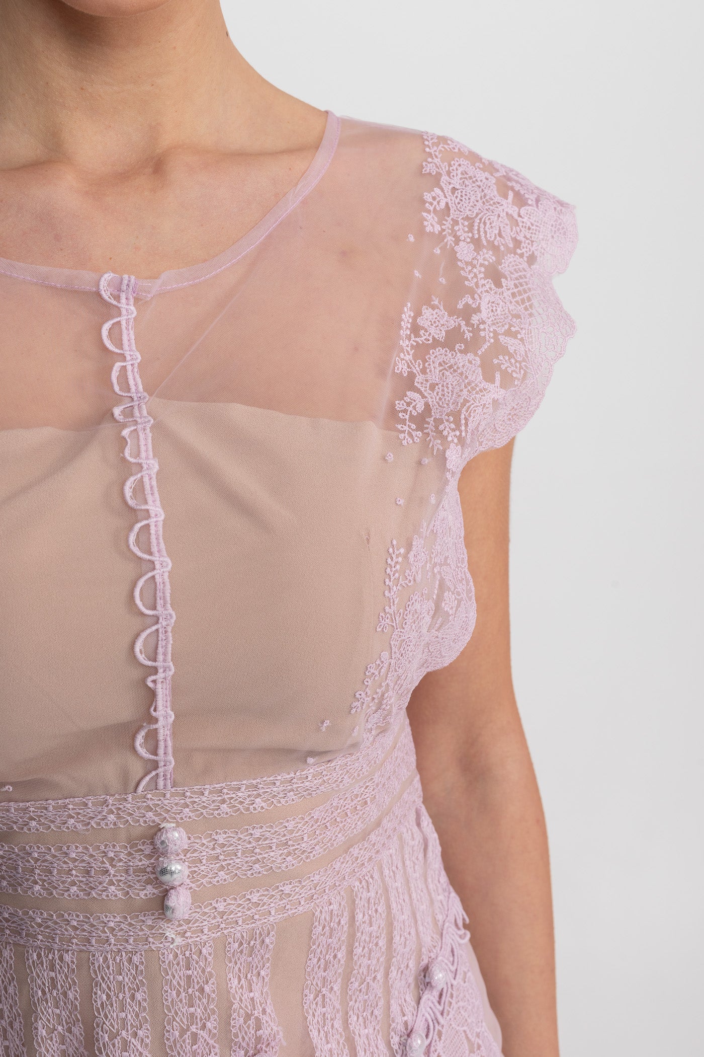 فستان ميني بأكمام قبّعة مع ياقة شفافة وتفاصيل أزرار لؤلؤية - ليلكي 