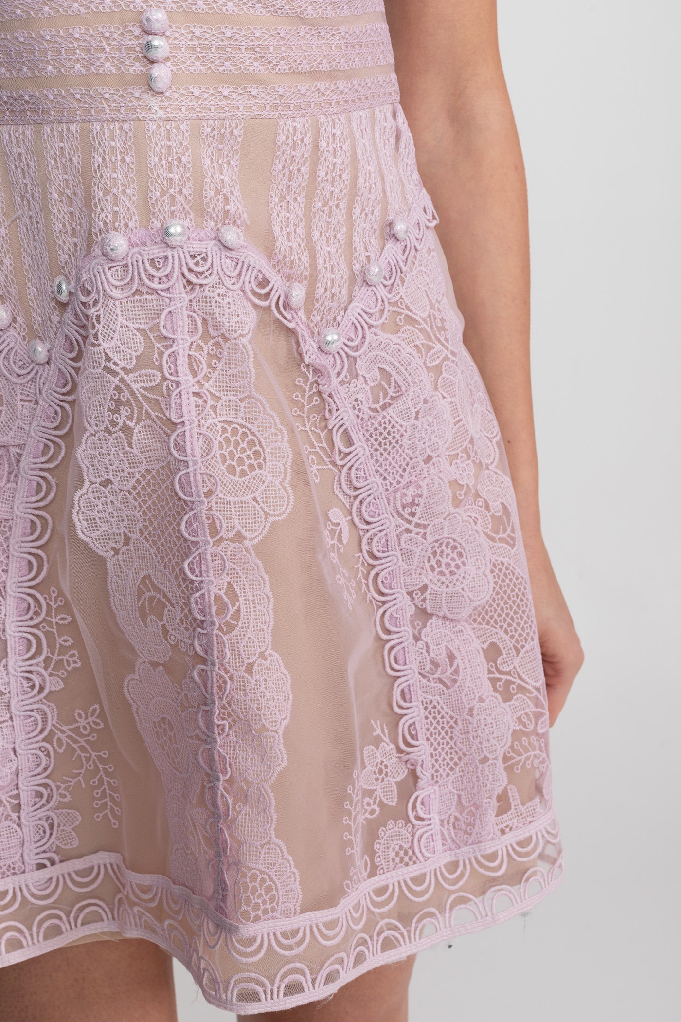 فستان ميني بأكمام قبّعة مع ياقة شفافة وتفاصيل أزرار لؤلؤية - ليلكي 