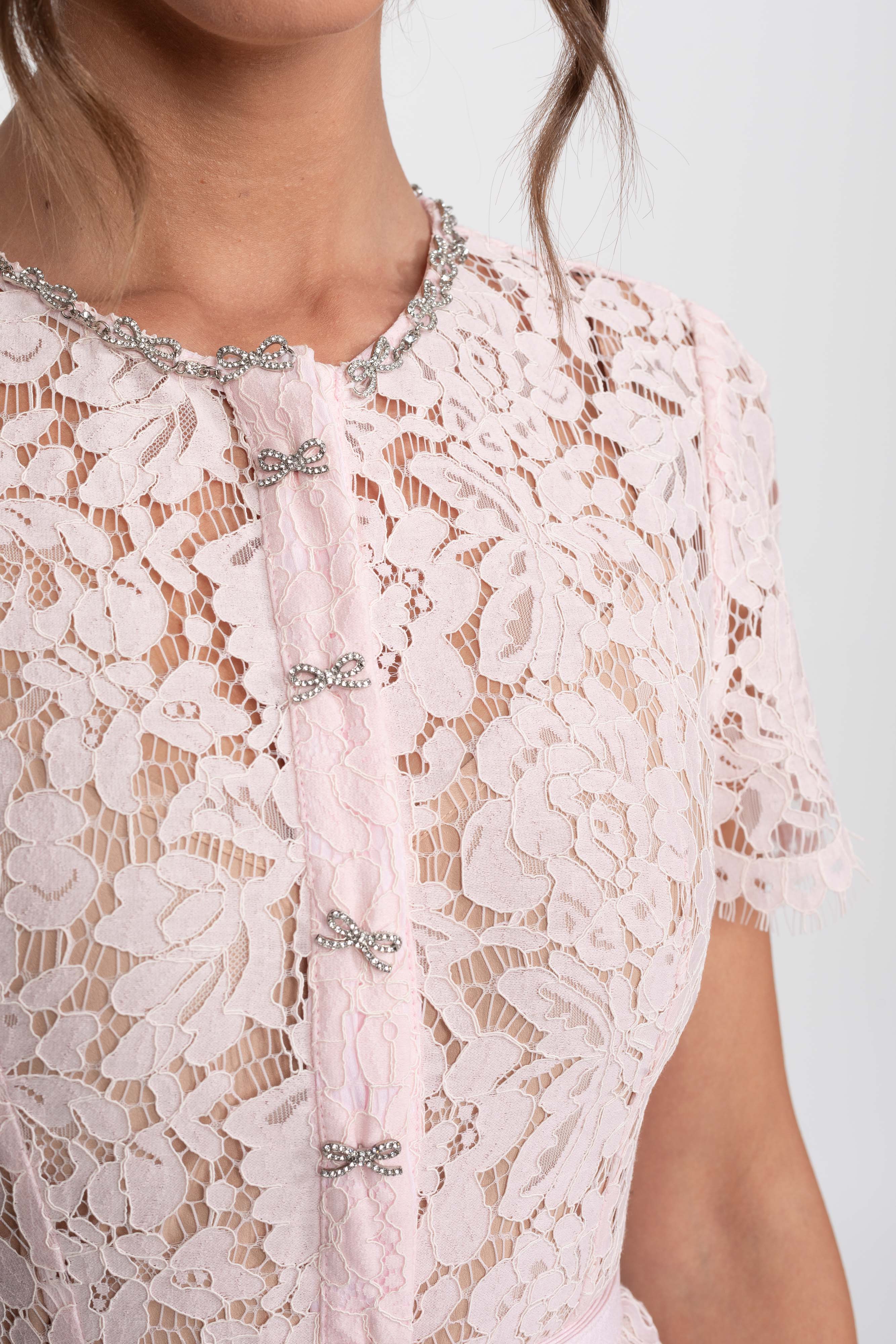 فستان أنيق بتطريز دانتيل زهري مرفق بتفاصيل أزرار وحافة مُنقوشة - Blush Pink 