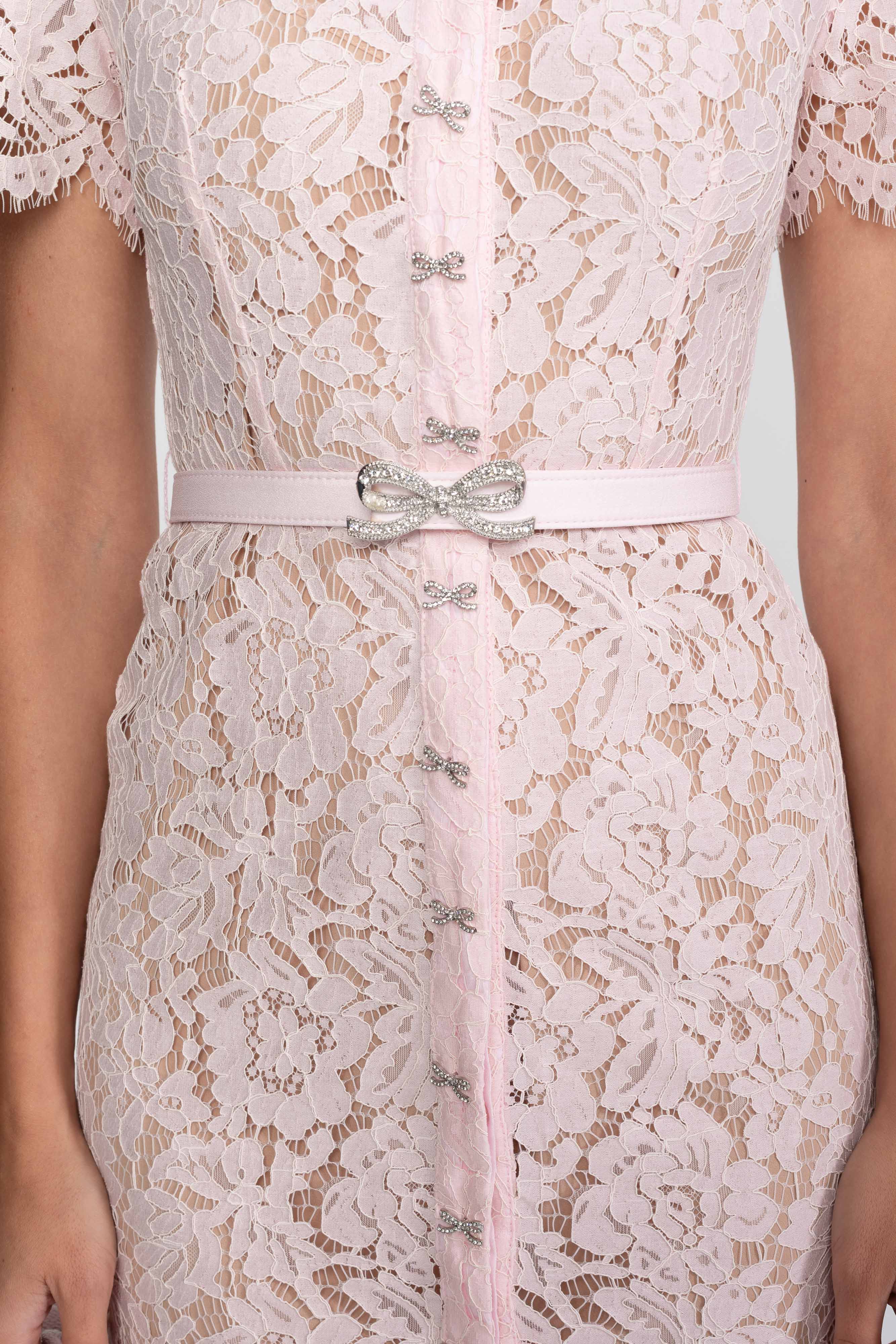 فستان أنيق بتطريز دانتيل زهري مرفق بتفاصيل أزرار وحافة مُنقوشة - Blush Pink 