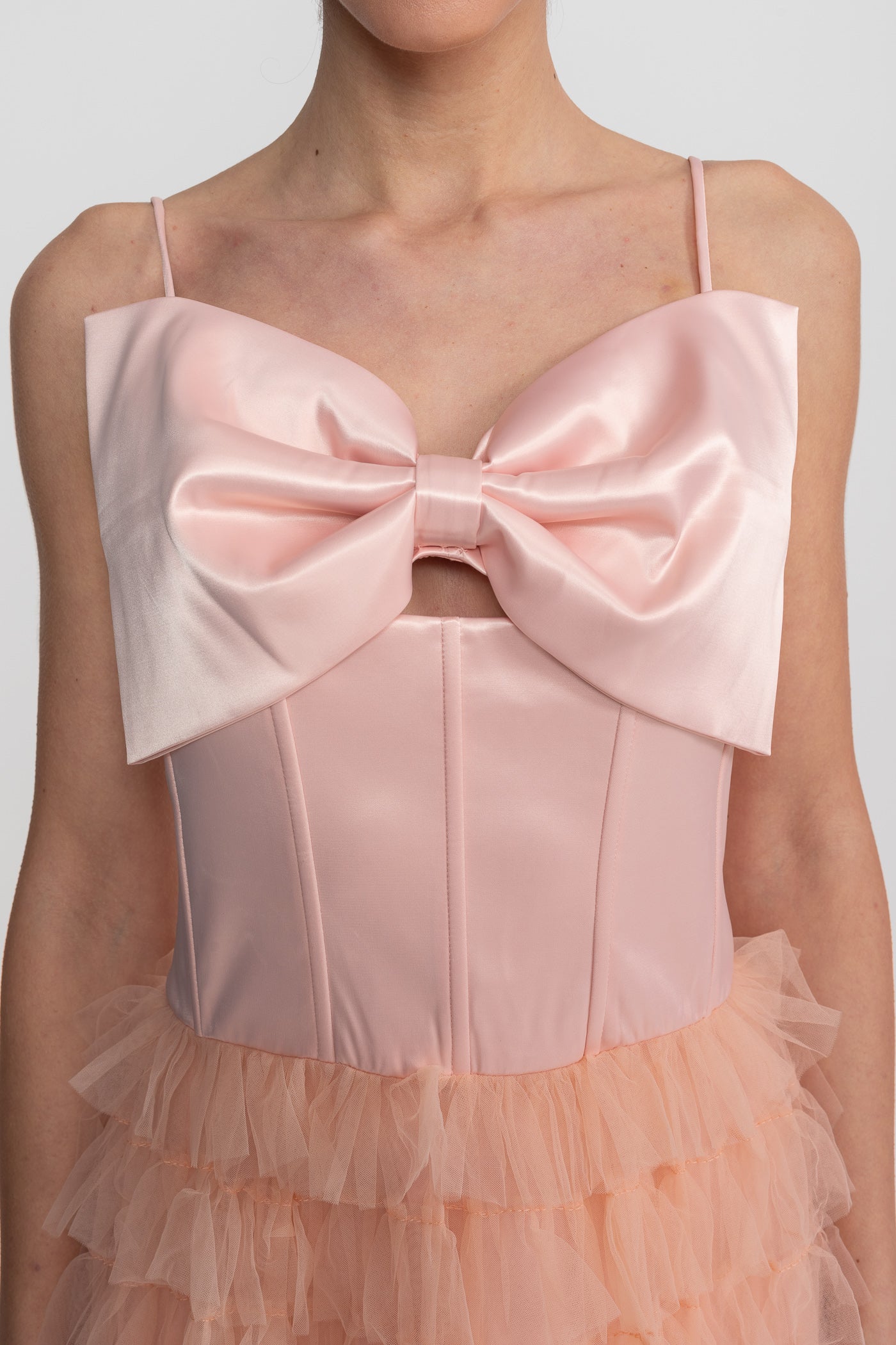 فستان ماكسي بحمالات من الساتان مع تنورة تول متعددة الطبقات - Blush Pink 