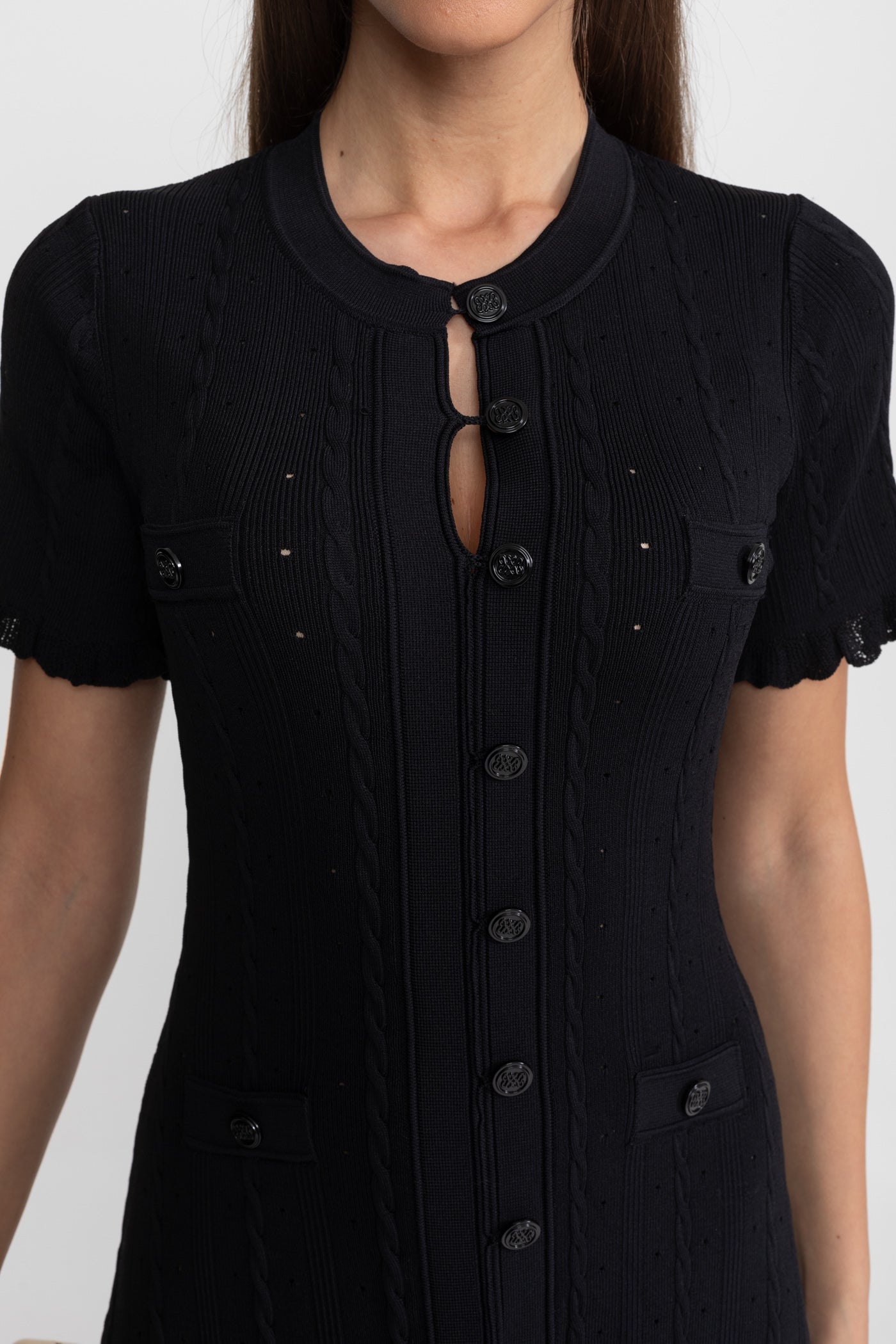 فستان ميدي محبوك بأزرار أمامية وأكمام متموجة الحواف – أسود 