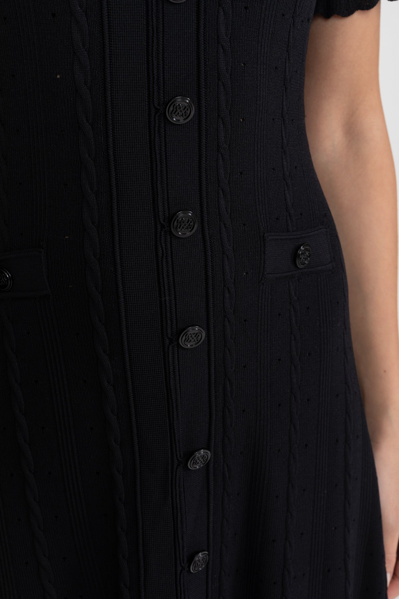 فستان ميدي محبوك بأزرار أمامية وأكمام متموجة الحواف – أسود 