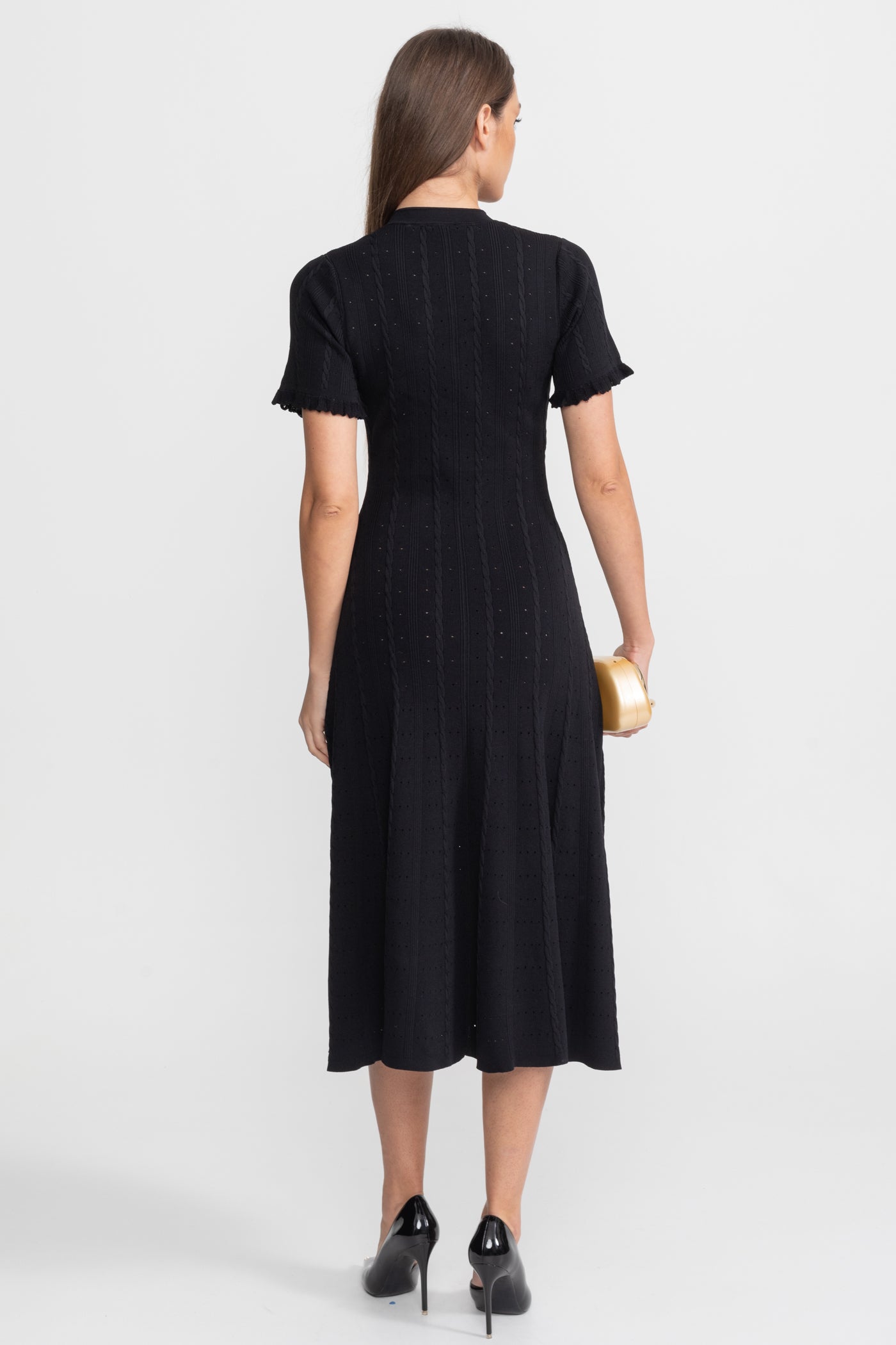 فستان ميدي محبوك بأزرار أمامية وأكمام متموجة الحواف – أسود 