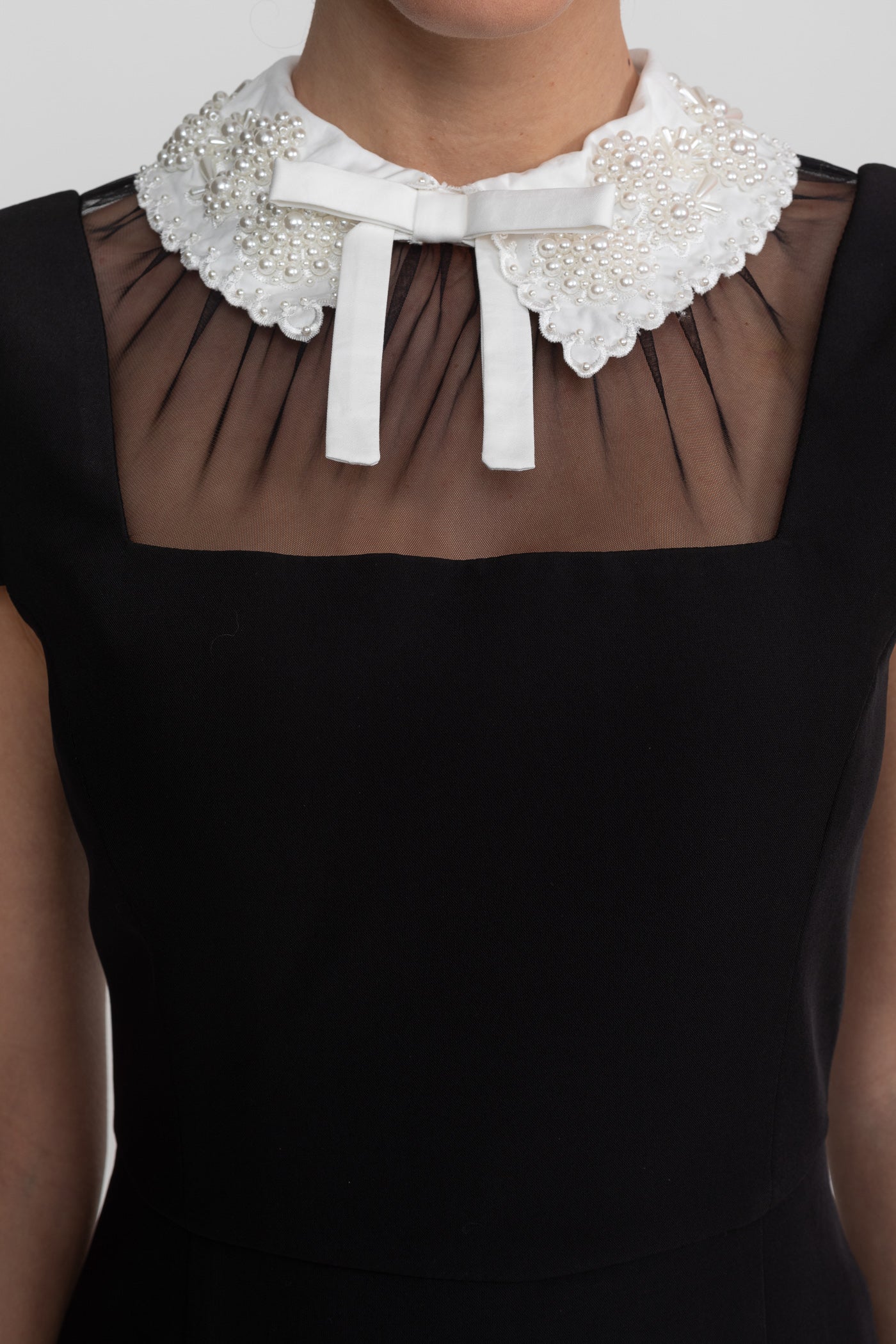 فستان ميدي بأكمام قبعة مع طوق دانتيل وتفصيل ربطة - أسود 