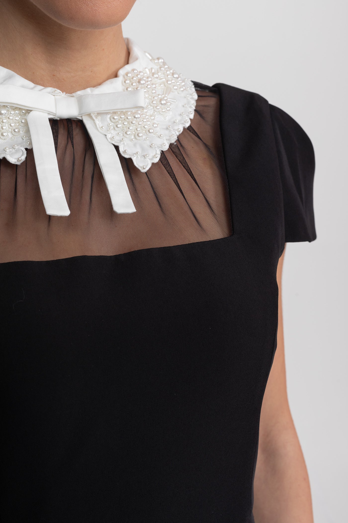 فستان ميدي بأكمام قبعة مع طوق دانتيل وتفصيل ربطة - أسود 