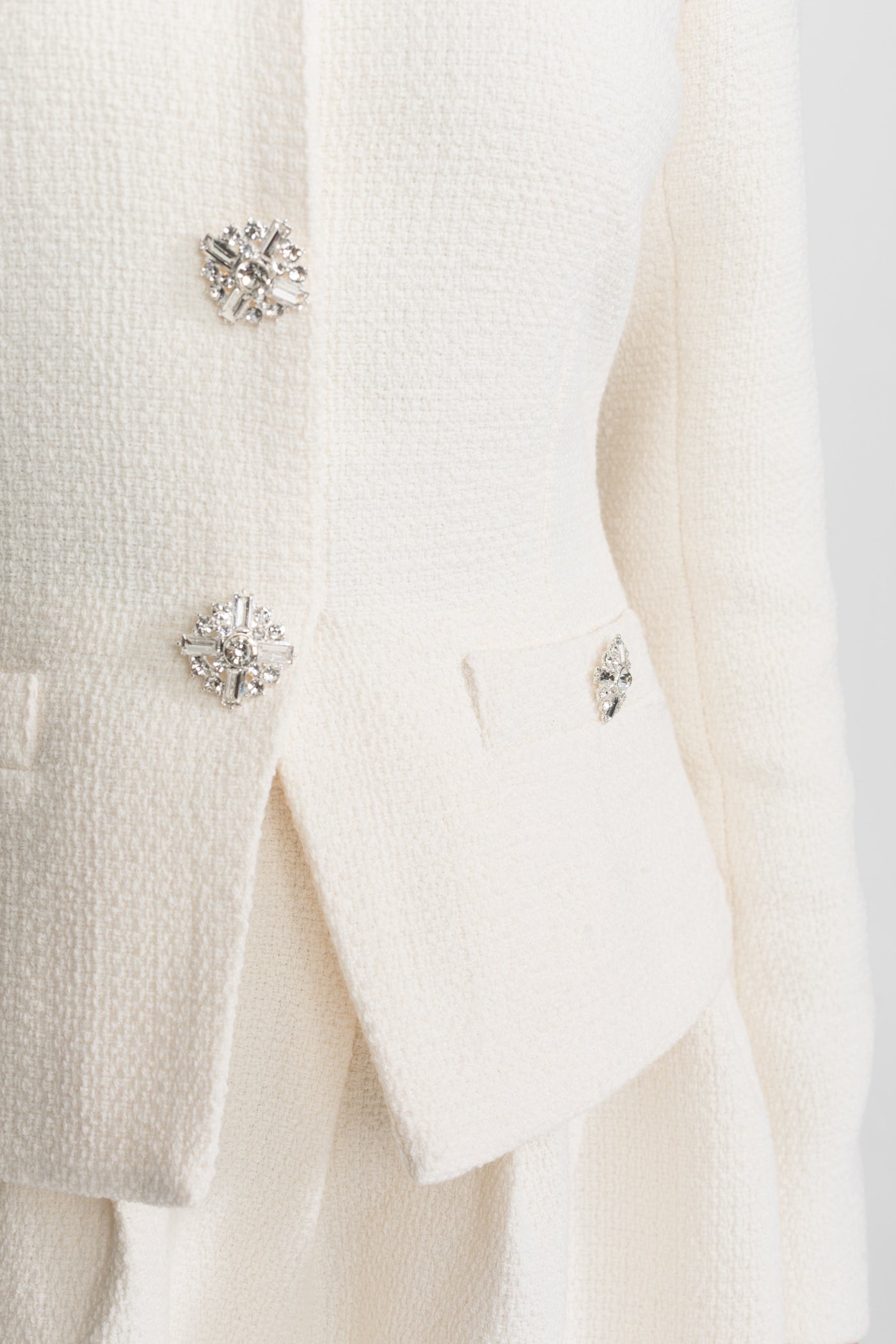 فستان ميني محبوك مزين بأزرار كريستالية – Ivoire 