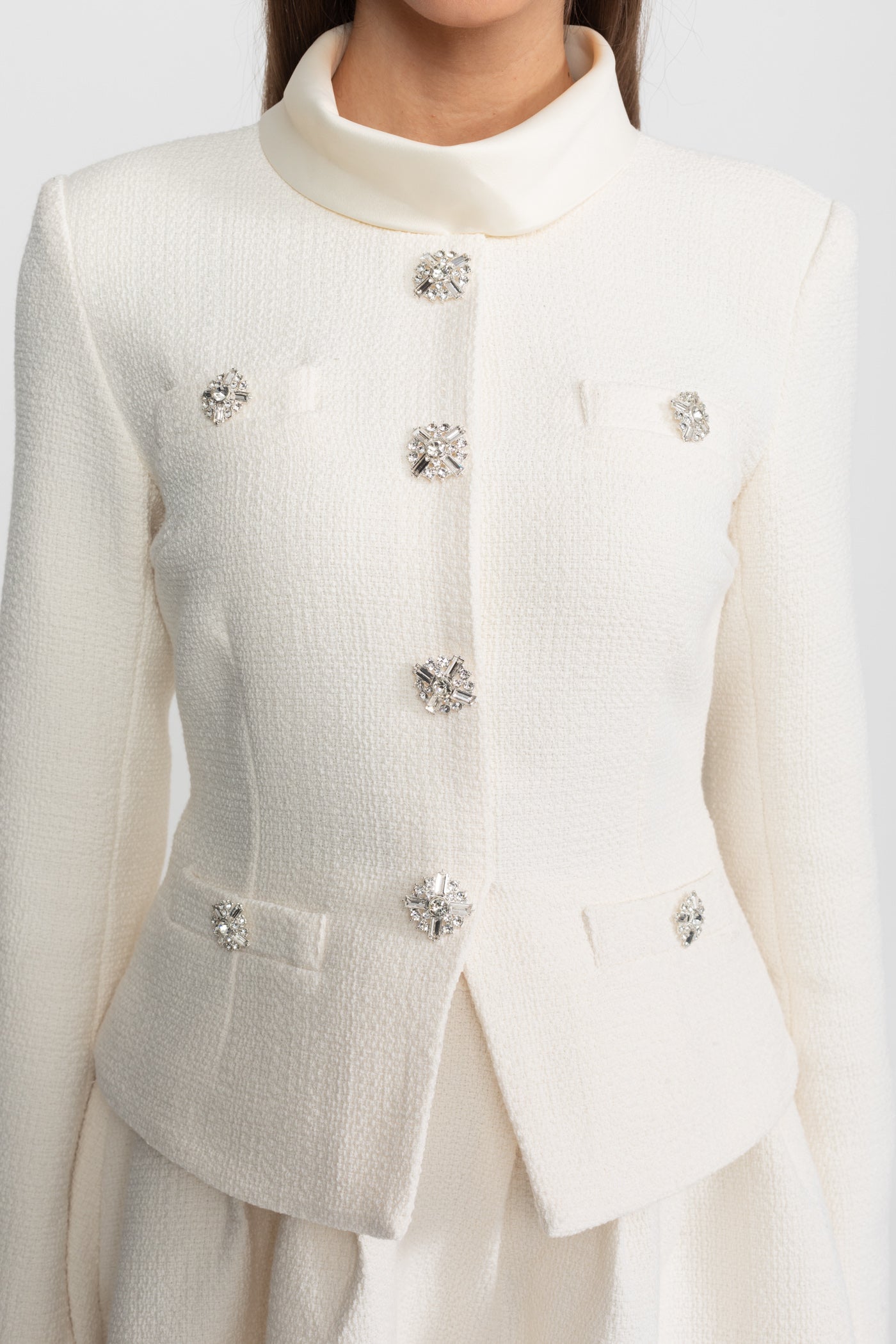 فستان ميني محبوك مزين بأزرار كريستالية – Ivoire 