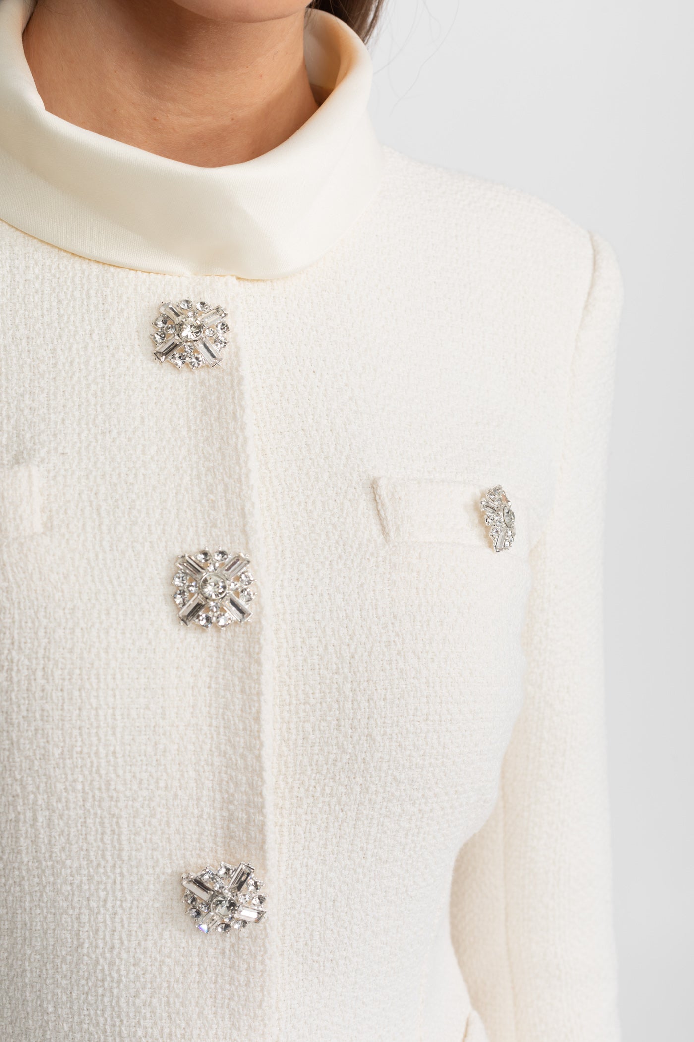 فستان ميني محبوك مزين بأزرار كريستالية – Ivoire 