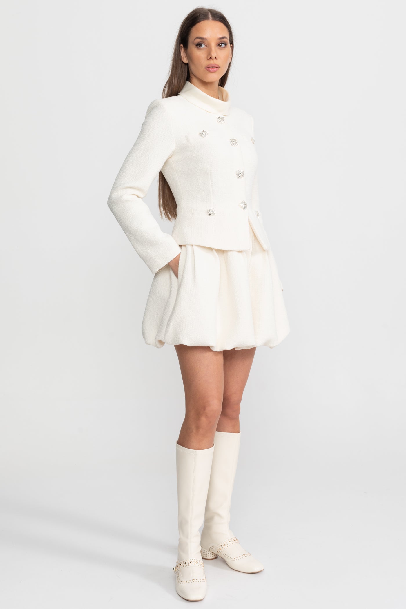 فستان ميني محبوك مزين بأزرار كريستالية – Ivoire 