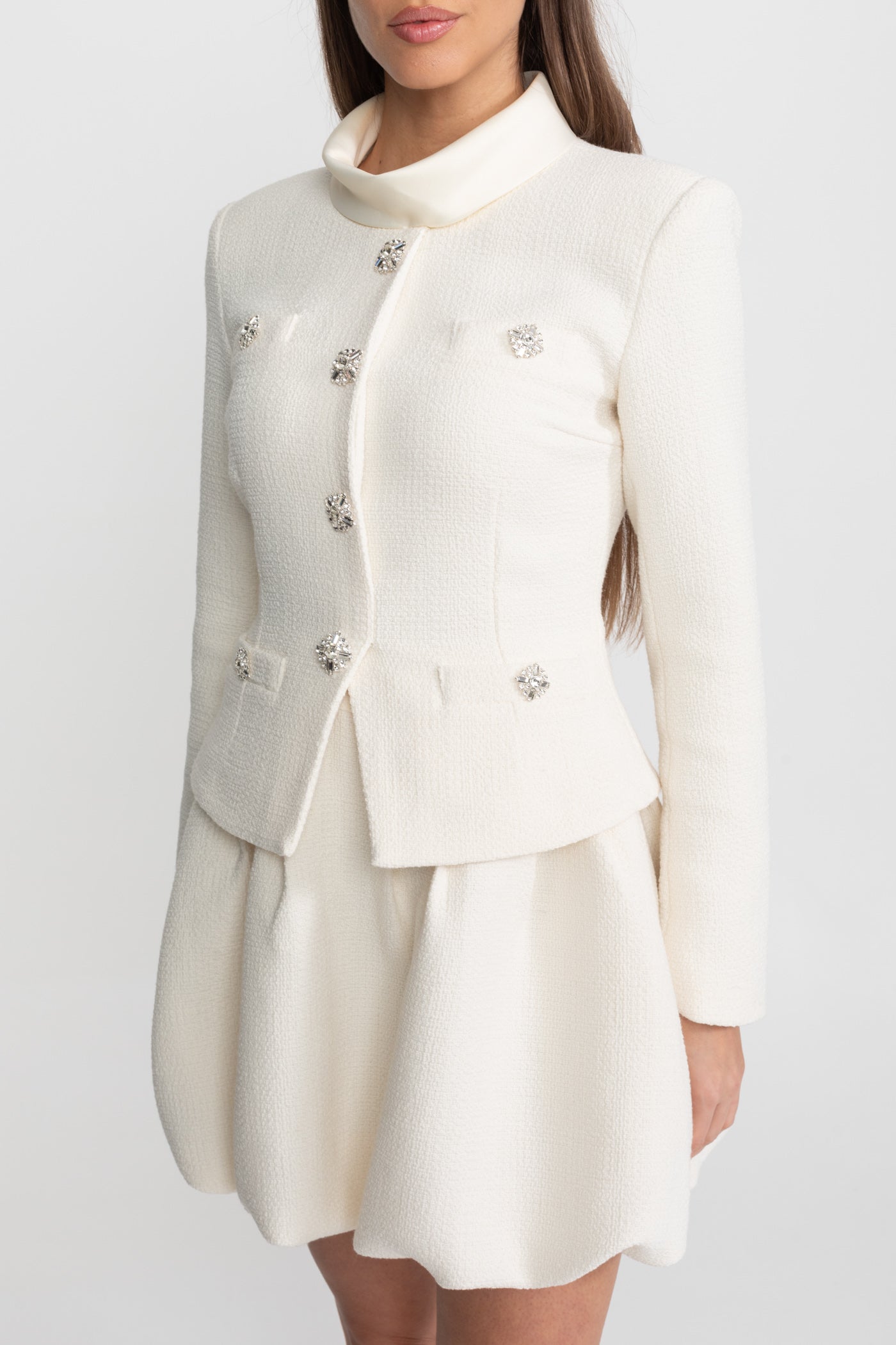 فستان ميني محبوك مزين بأزرار كريستالية – Ivoire 