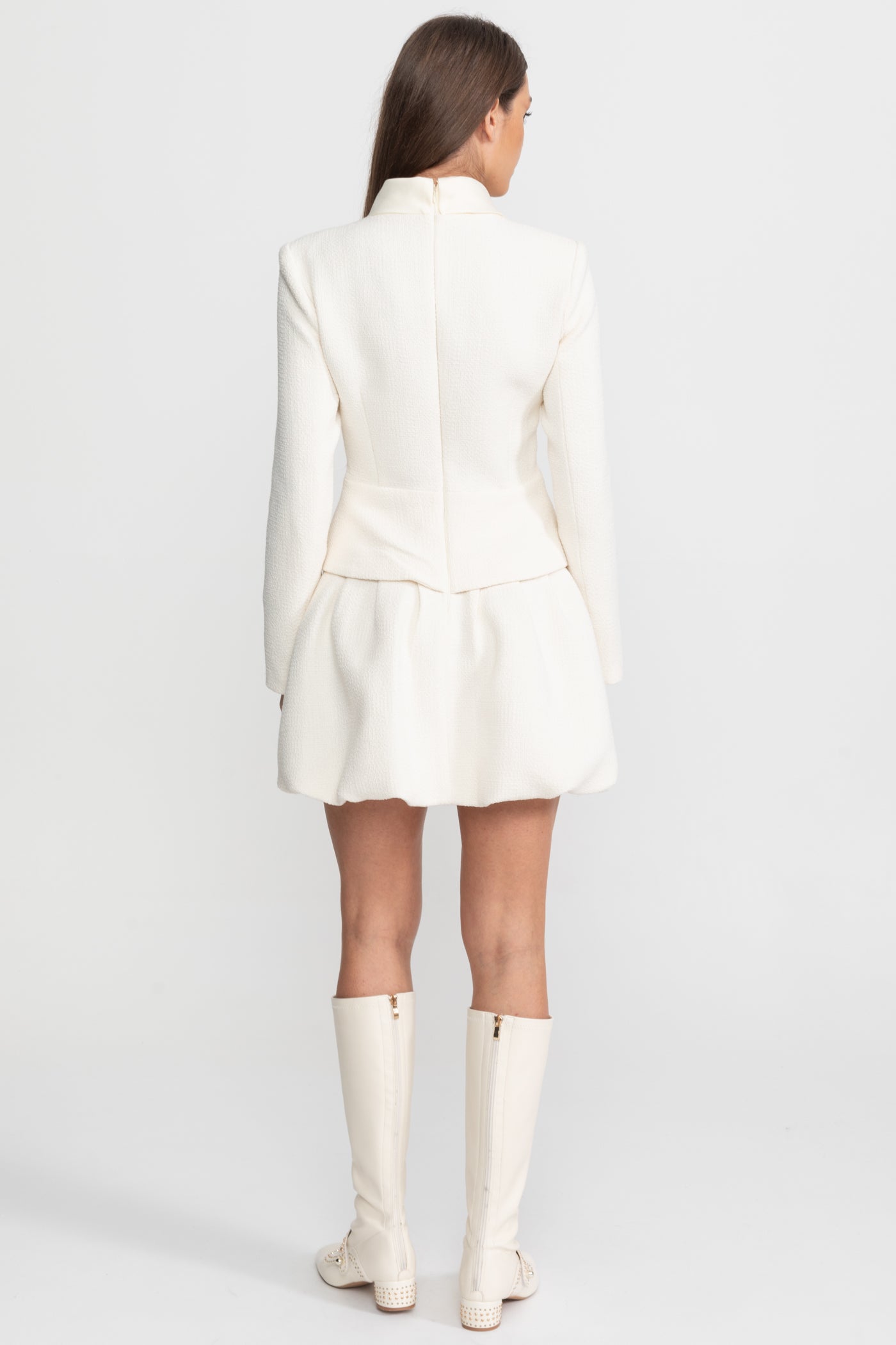 فستان ميني محبوك مزين بأزرار كريستالية – Ivoire 