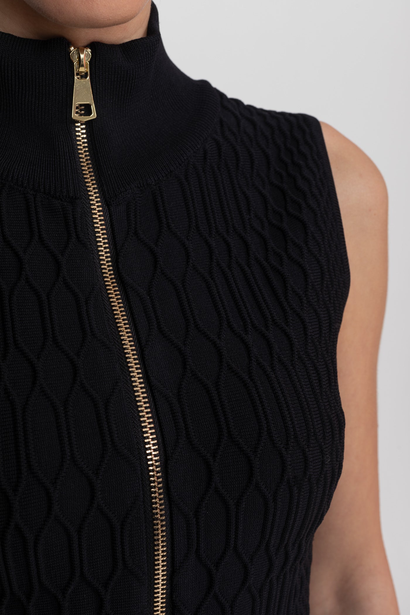 طقم منسوج بتصميم منسق مع توب بدون أكمام برقبة عالية وتنورة ميني مطابقة - أسود 