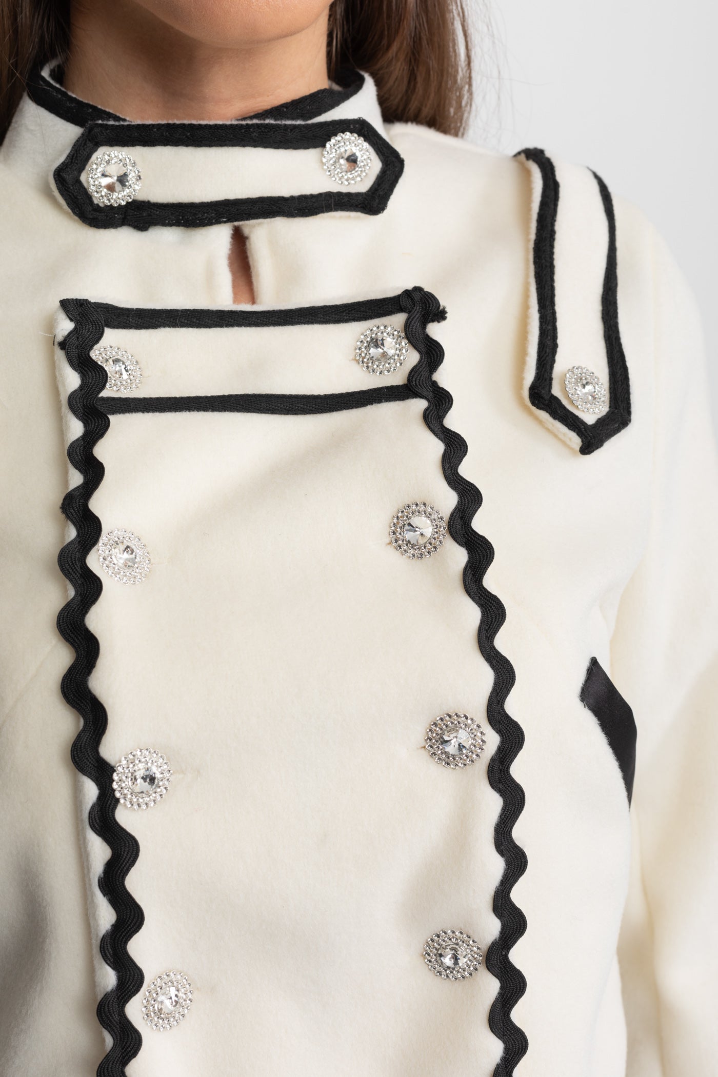 طقم منسق مُهيكل بحواف متباينة وأزرار كريستالية – Ivoire 