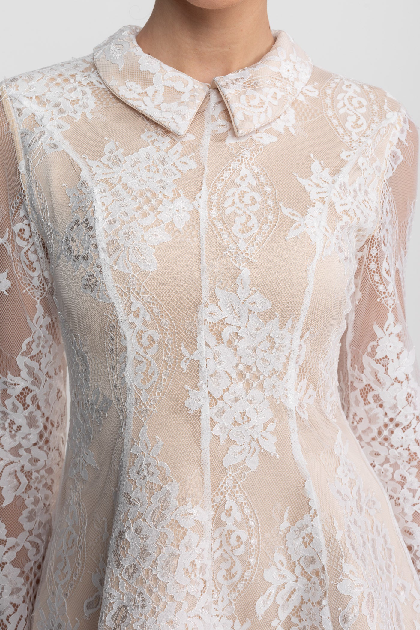 فستان ميني بأكمام طويلة من الدانتيل مع ياقة مزودة بطبقة شفافة - Ivoire 