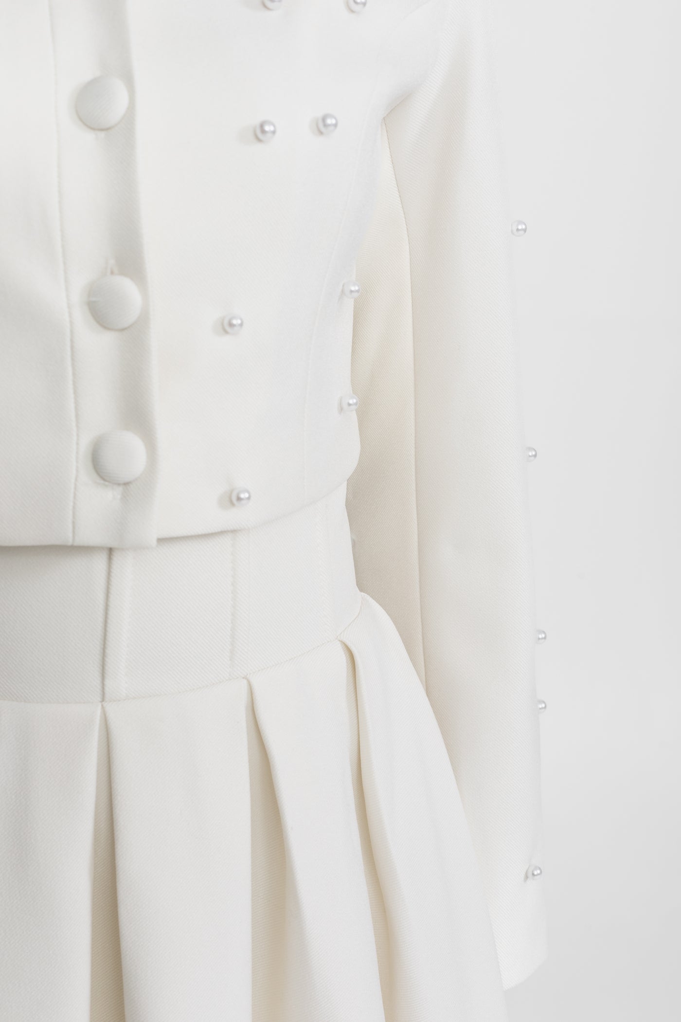 طقم منسّق مزين باللؤلؤ مع جاكيت قصير وتنورة كاملة – أبيض 