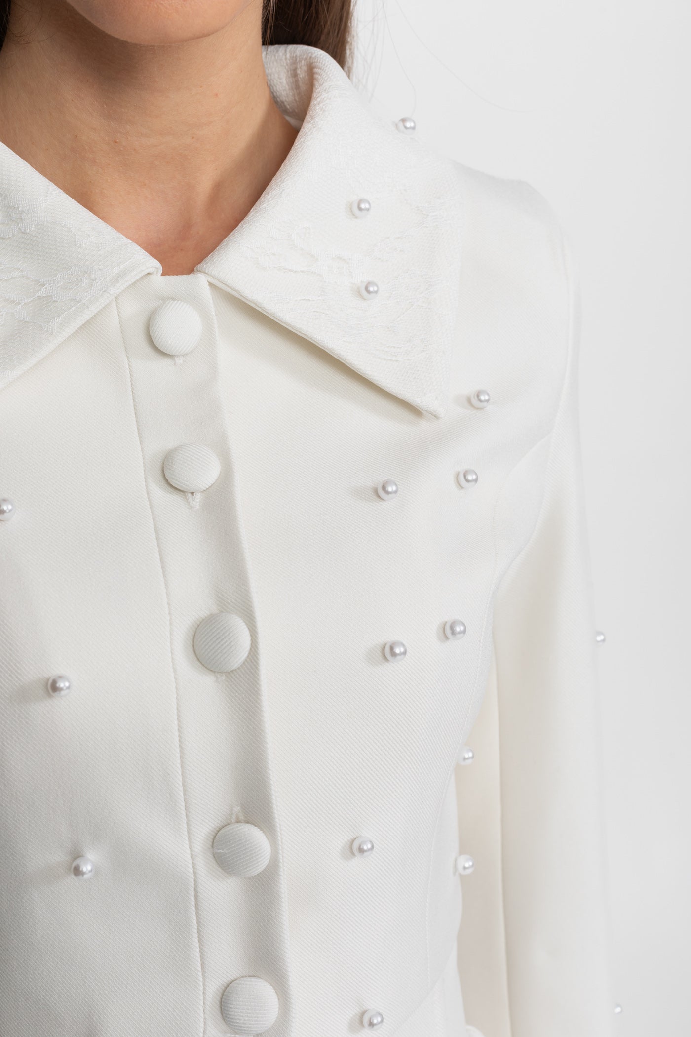 طقم منسّق مزين باللؤلؤ مع جاكيت قصير وتنورة كاملة – أبيض 