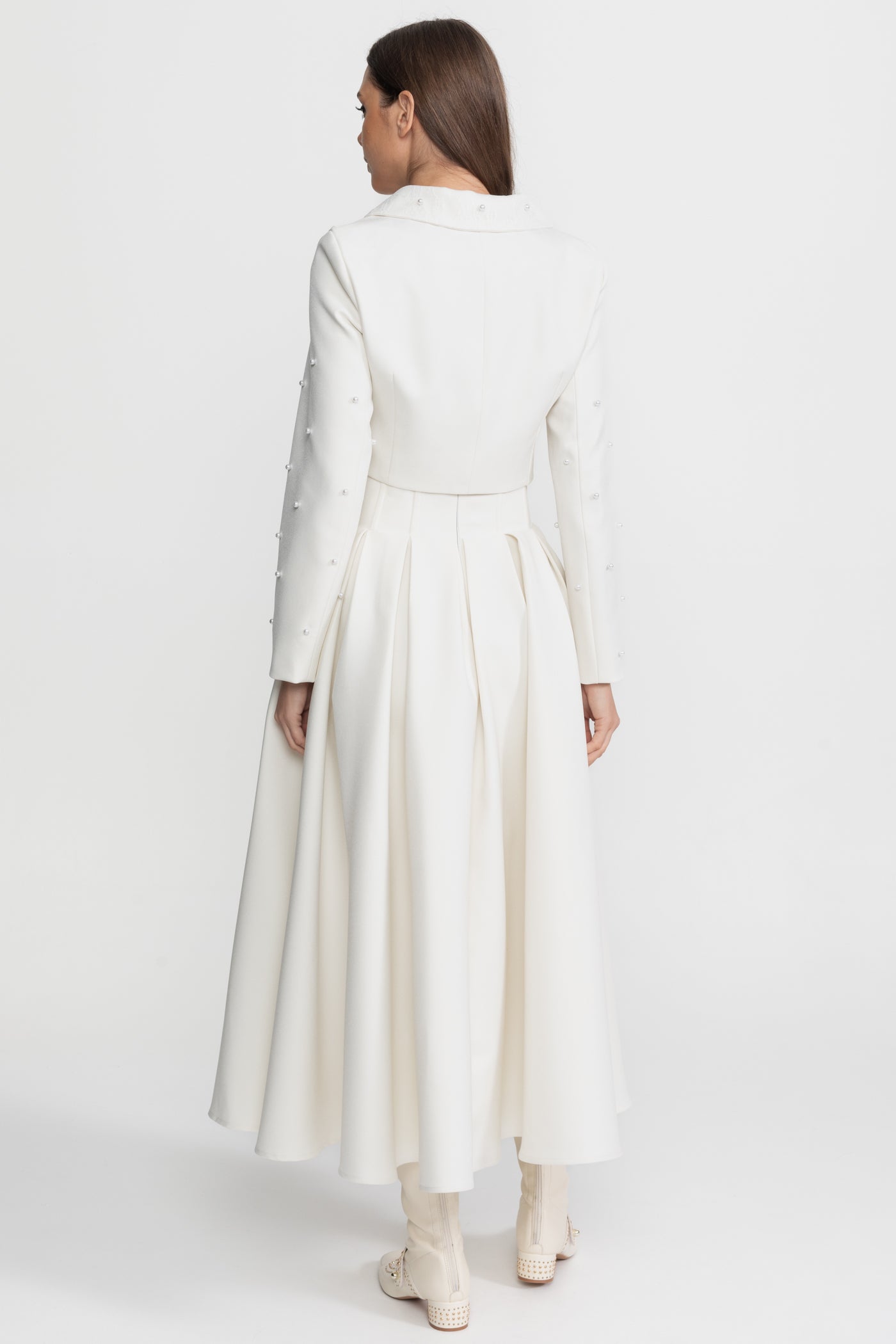 طقم منسّق مزين باللؤلؤ مع جاكيت قصير وتنورة كاملة – أبيض 