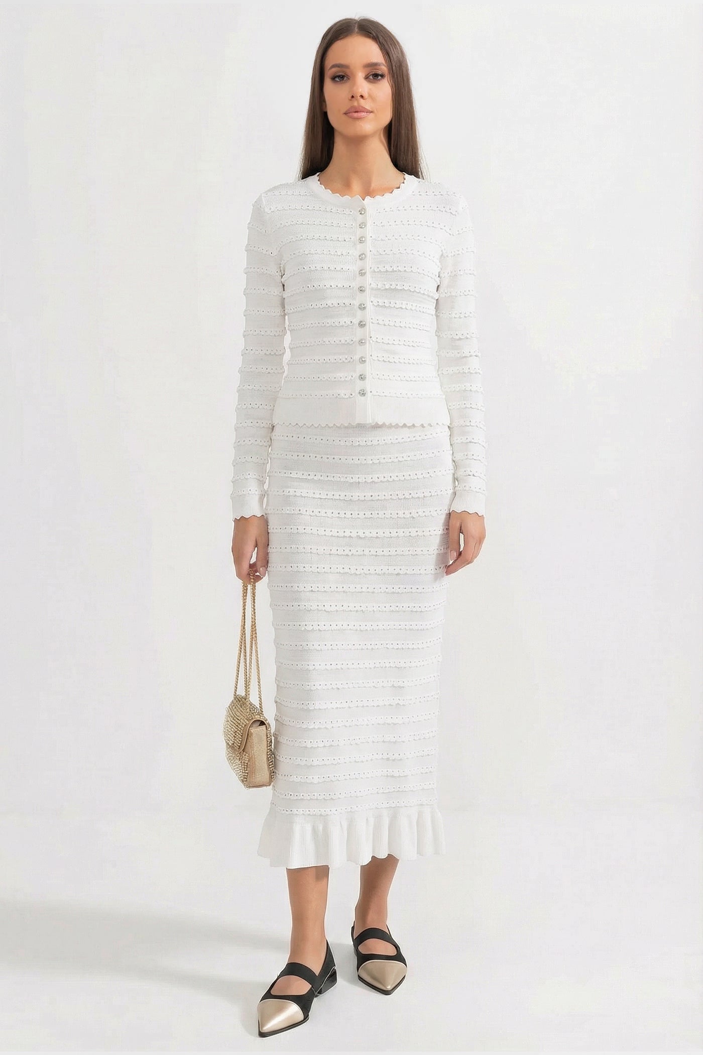 طقم كوتورد محبوك بنسيج خطوط بوينتيل وتفاصيل متلألئة - أبيض 