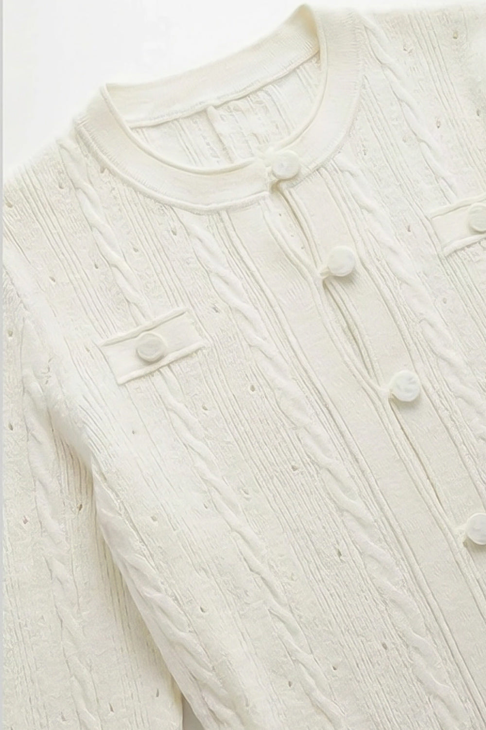 فستان ميدي محبوك بأزرار أمامية وتفاصيل بوينتيل – إيفوار 